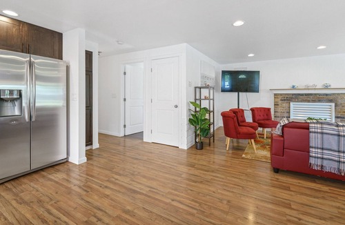 Bryn Mawr-Skyway House | Comfy 3 King Beds Home in Great and Quiet Location - 20 Mins to Downtown