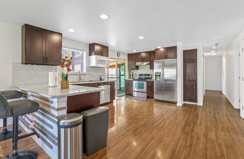 Bryn Mawr-Skyway House | Comfy 3 King Beds Home in Great and Quiet Location - 20 Mins to Downtown