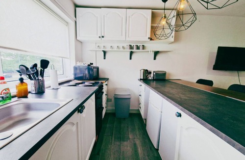 Bramcote Apartment | Comfy 3BR Flat on Quiet Street