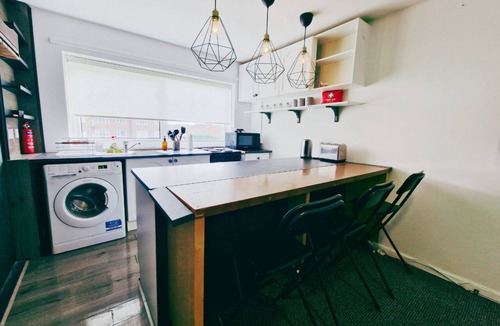 Bramcote Apartment | Comfy 3BR Flat on Quiet Street