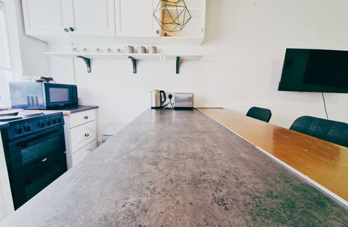Bramcote Apartment | Comfy 3BR Flat on Quiet Street