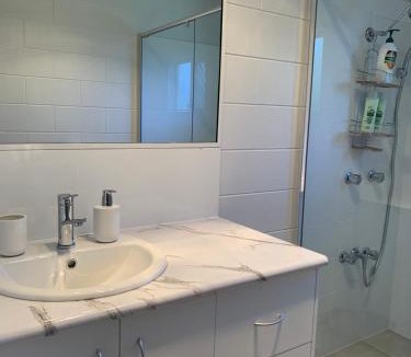 Atherton House | Comfy 4 Bedroom with Country Views