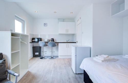 Perry Vale Apartment | Comfy and Convenient Studio Suite Lewisham with Free street parking, WIFI and quick access to central London Sleep 3