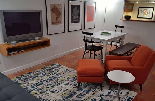Le Droit Park Apartment | Comfy Apartment w/Parking. Walk to Metro, Cafés, Restaurants, Nightlife.
