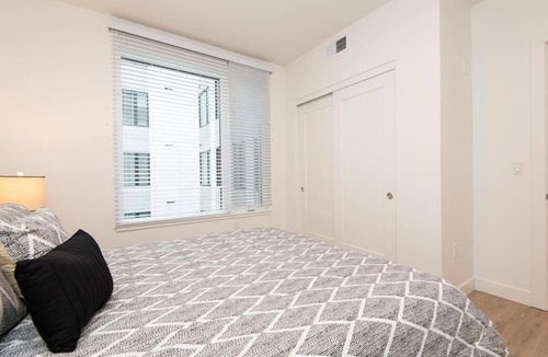 Financial District Apartment | Comfy Apt with pool & hot tub in downtown LA 658