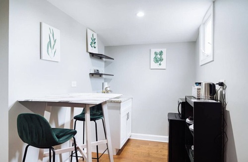 Avondale Apartment | Comfy Avondale Flat - Sleeps 5 - Great amd Fun Neighborhood