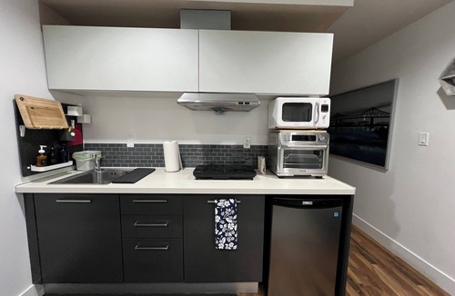 Renfrew-Collingwood Apartment | Comfy bright & clean 1 bed #8 central location