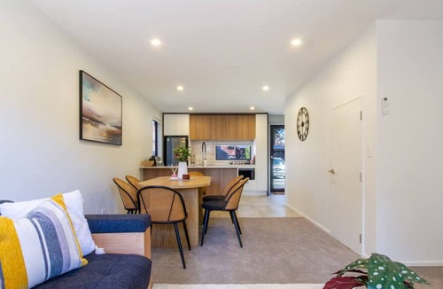 Christchurch City Centre House | Comfy Central City Stay -2BR with Car Park