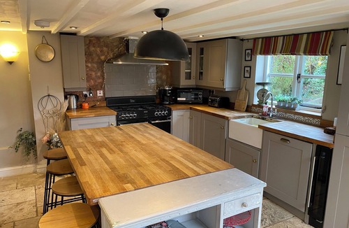 Lingwood Cottage | Comfy Character Cottage, sleeps 13, Hot Tub, Spa Bath , Patio and Gardens
