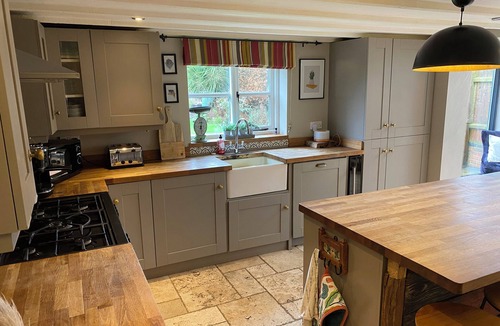 Lingwood Cottage | Comfy Character Cottage, sleeps 13, Hot Tub, Spa Bath , Patio and Gardens