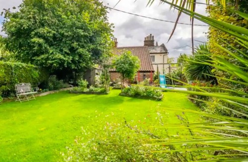 Lingwood Cottage | Comfy Character Cottage, sleeps 13, Hot Tub, Spa Bath , Patio and Gardens