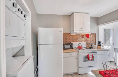 Sylvan Hills House | Comfy & Charming Home Near Downtown Atlanta. Close to lots of stuff!