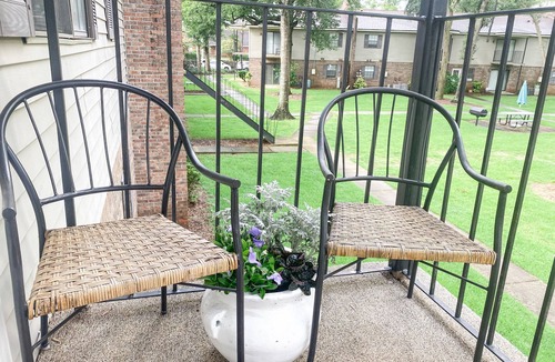 Northeast Pensacola Apartment | Comfy Chic Condo with Parking