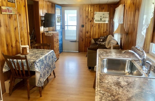 Hampton Cottage | Comfy & Clean Cottage In Desirable Island Section! Dog Friendly! Park & Stay!