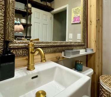 Observation Hill House | Comfy, Close to Downtown with Lake & Lift Bridge Views