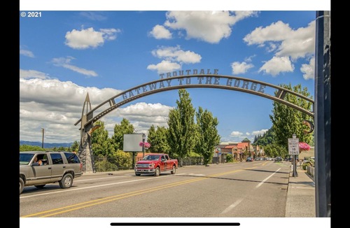 Troutdale House | Comfy Cool Condo 5min from McMenamins Edgefield &10min from Columbia River Gorge