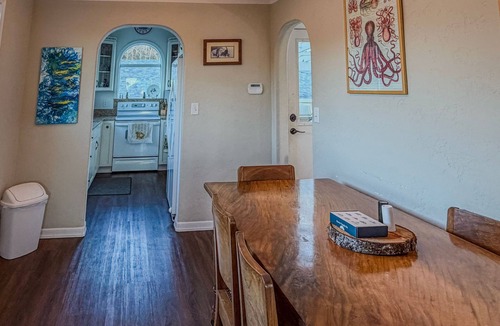 Winchester Bay House | Comfy Corner By The Bay - Pet Friendly Home