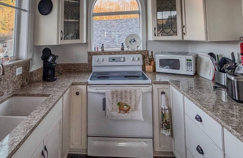 Winchester Bay House | Comfy Corner By The Bay - Pet Friendly Home