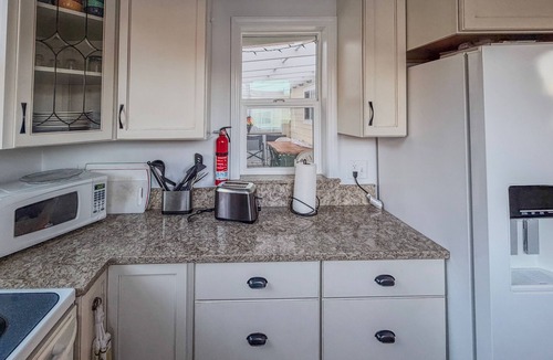 Winchester Bay House | Comfy Corner By The Bay - Pet Friendly Home