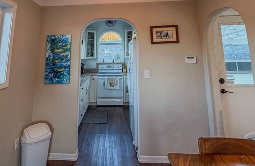 Winchester Bay House | Comfy Corner By The Bay - Pet Friendly Home