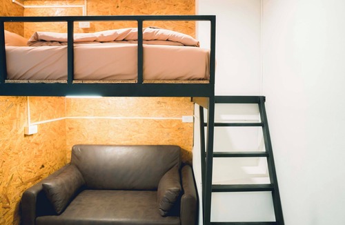 Thanon Phetchaburi Hostel | Comfy Corner Hostel
