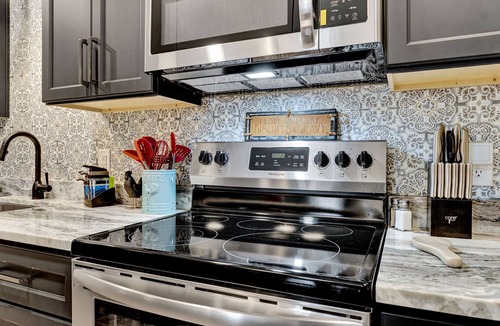 Laurens Cottage | Comfy Cottage Walking Steps From Shopping/Dining/Taproom/Spa