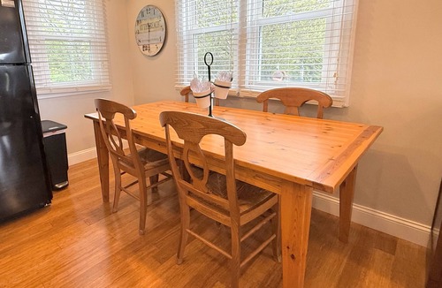 York Beach Cottage | Comfy cottage with shared pool. Walk to TWO beaches, restaurants, shops and zoo!