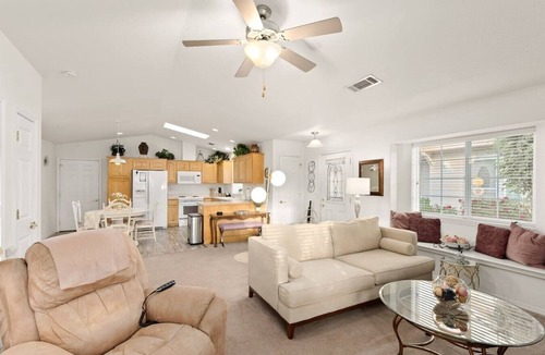 Grants Pass Cottage | Comfy/Cozy/Cheery/No Steps/EV Car Charger Garage