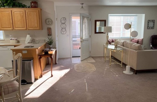 Grants Pass Cottage | Comfy/Cozy/Cheery/No Steps/EV Car Charger Garage