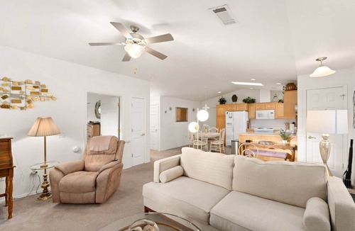 Grants Pass Cottage | Comfy/Cozy/Cheery/No Steps/EV Car Charger Garage