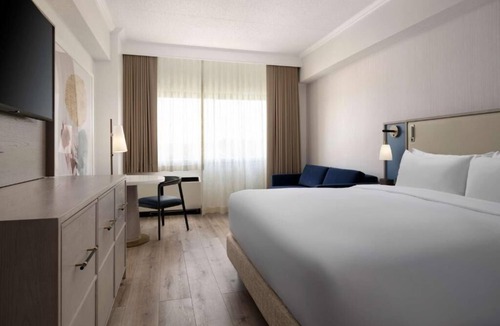 White Plains Hotel | Comfy Downtown Stay | Fitness Gym, Restaurant & Bar, Pet-Friendly, Shuttle