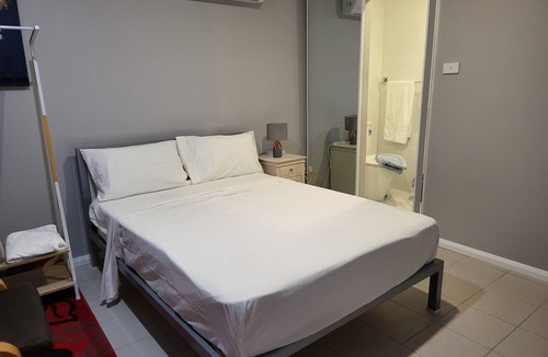 Windsor Ski Chalet | Comfy Ground-floor Ensuite Double Bed Room in welcoming Windsor with WiFi, AC