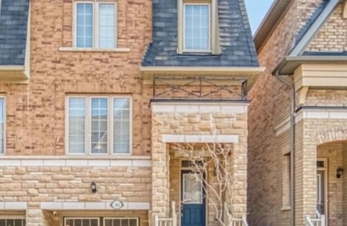 Brampton House | Comfy home sleeps 13+ guest with wifi &parking Netflix