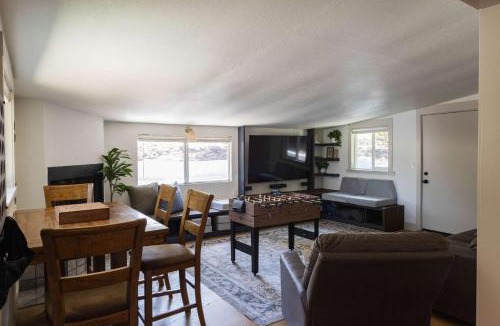 Spring Valley House | Comfy Home with Game Room & Back Yard - Kid Friendly