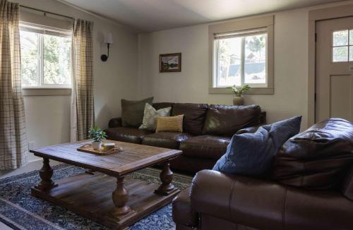 Spring Valley House | Comfy Home with Game Room & Back Yard - Kid Friendly