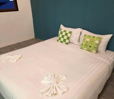 Racha Thewa Hostel | Comfy Hotels Share Bathroom คอมฟี่ โฮเทล ห้องน้ำรวม