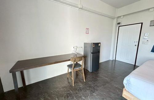 Racha Thewa Hostel | Comfy Hotels Share Bathroom คอมฟี่ โฮเทล ห้องน้ำรวม
