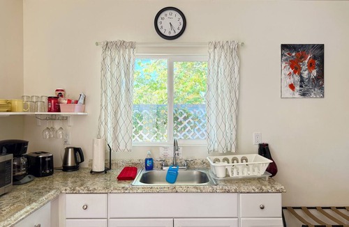 Reseda Apartment | Comfy & Inviting Poolside Casita near Bike Path