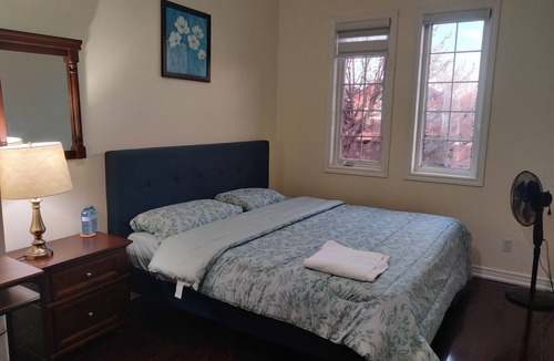 Meadowvale Village House | Comfy King size Bedroom in Mississauga near Toronto Pearson Airport.