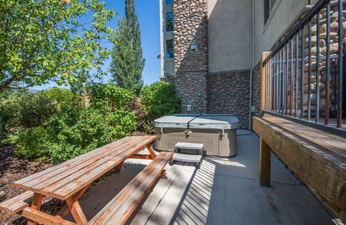 Wolf Creek House | Comfy Large Townhome with private hot tub