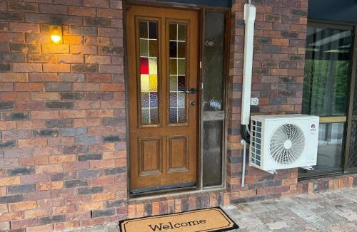 Shailer Park House | Comfy Logan - Shared bathrooms - Individual Room with a Queenbed