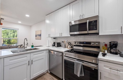 Neartown Apartment | Comfy Montrose Flat Near Midtown | Games Desk WiFi