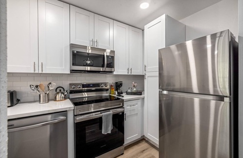 Neartown Apartment | Comfy Montrose Flat Near Midtown | Games Desk WiFi