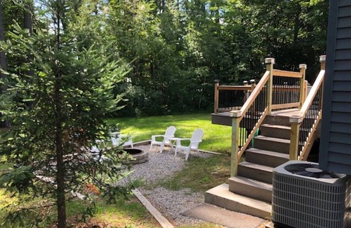 North Conway House | Comfy North Conway Chalet- Hot Tub, Fireplace, Walk to Village, Close to Hiking