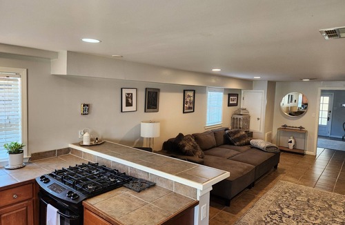 Leonidas House | Comfy on Carrollton Avenue dog friendly on streetcar line!