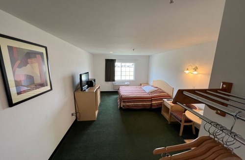 Red Bud Apartment | Comfy Petite Single King Suite in a Friendly Town!