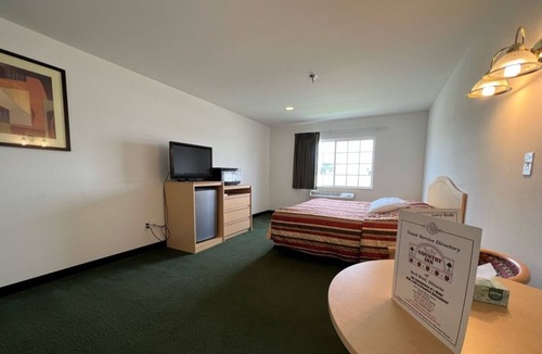 Red Bud Apartment | Comfy Petite Single King Suite in a Friendly Town!