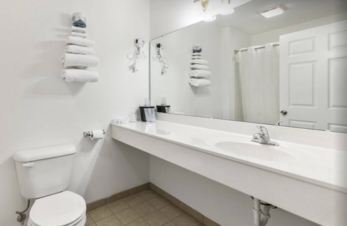 Red Bud Apartment | Comfy Petite Single King Suite in a Friendly Town!