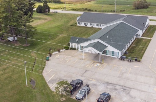 Renault Bed & Breakfast | Comfy Petite Single King Suite in a Friendly Town!