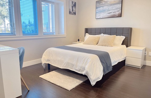 Burnaby House | Comfy Private Room & Ensuite Bath Near Skytrain/Metrotown, Not a whole house